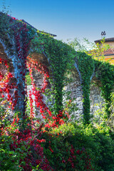 Aquädukt in der Altstadt von Barga Toskana an einem sonnigen Herbsttag