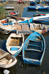 Fototapeta na wymiar Vecchie barche di pescatori abbandonate nel porto