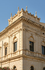 Dettaglio di edificio antico in pietra arenaria con decorazioni in aggetto