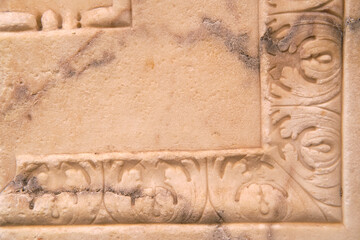 Dettaglio di cornice con decorazione a palmette su pietra arenaria