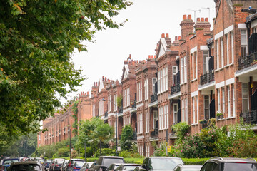 London- Row of typical terraced residential houses in south west London - obrazy, fototapety, plakaty