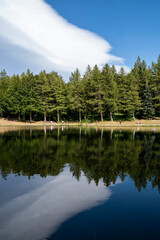 Fototapeta premium Il lago della Ninfa, alle pendici del monte Cimone, a 1500 metri di altezza nel comune di Sestola.