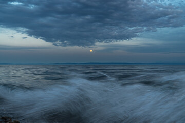 Fototapeta premium Evening surf on the shore of Lake Baikal