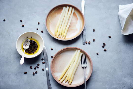 white aspergus with coffee sauce, cooking with coffee