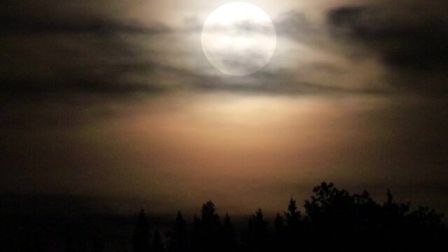 un super lune dans le ciel