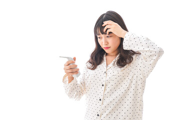 風邪をひいた若い女性