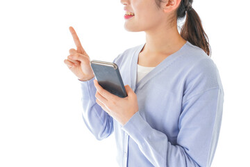 IOT家電をスマホで操作する若い女性