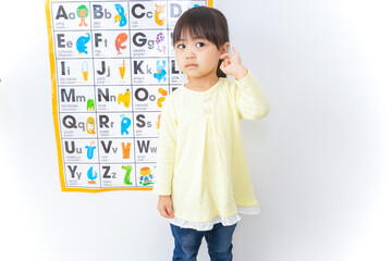 英語の勉強をする子供