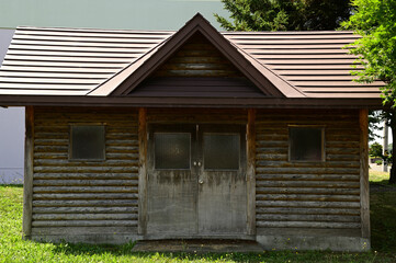 古びた木製の建物
