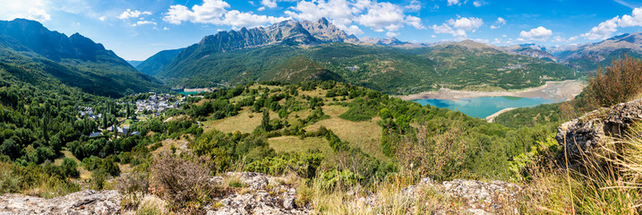 Fototapeta na wymiar Vista panorámica del pueblo de Hoz de Jaca, en los Pirineos Aragoneses
