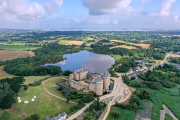 Luftaufnahme, Drohnenaufnahme von der mittelalterlichen Burg, Festung Domaine de Suscinio mit angrenzendem See und Blick ins Landesinnere, Campagne-Atlantique, Sarzeau, D&eacute;partement Morbihan, Bretagne,