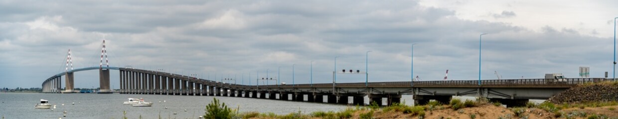Fototapeta na wymiar Große Panorama Aufnahme der Saint-Nazaire-Brücke an der Loire Mündung in den atlantischen Ozean, Mindin, Département Loire-Atlantique, Frankreich