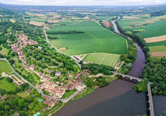 Drohnenaufnahme, Luftaufnahme vom Panorama Garten Limeuil mit historischen Brücken über den Fluss...
