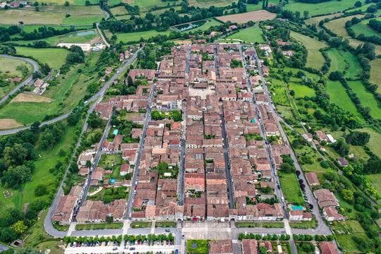 Drohnenaufnahme, Luftaufnahme der historischen Altstadt von Monpazier, D&eacute;partement Dordogne, Nouvelle-Aquitaine, Frankreich