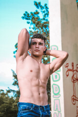 Fitness modelo masculino posando