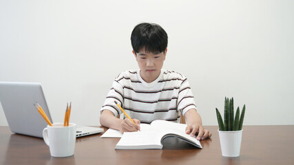 열심히 공부하고 있는 소년의 정면 모습 front view of a boy studying hard