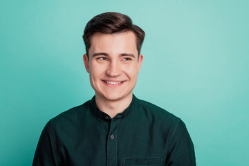 Obraz premium Photo of young business man employer smiling at empty space isolated turquoise background