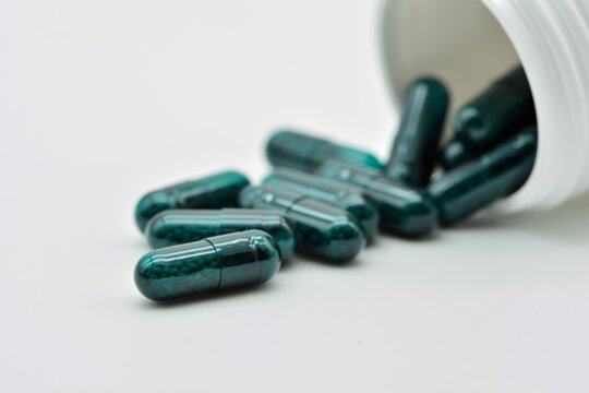 Forma farmac&eacute;utica de c&aacute;psulas verdes, aislado sobre fondo blanco