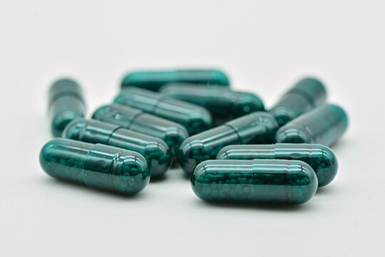Forma farmac&eacute;utica de c&aacute;psulas verdes, aislado sobre fondo blanco