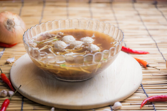 Thai noodles with pork ball