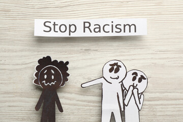Flat lay composition with phrase Stop Racism and paper figures on white wooden table - obrazy, fototapety, plakaty