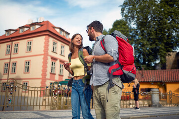Obraz premium Happy tourist couple sightseeing; Traveller lifestyle