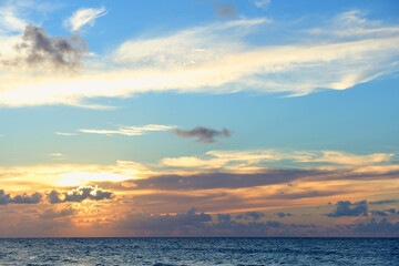 Obraz premium Beautiful colored cloudy evening sky. Seascape.