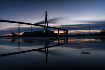Langzeitbelichtung Köhlbrandbrücke mit Spiegelung