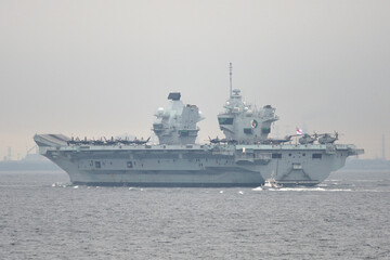 Royal Navy aircraft carrier HMS Queen Elizabeth sailing in Tokyo Bay. - obrazy, fototapety, plakaty