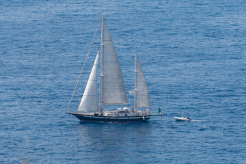 Sailing yacht in the blue open sea © Valentino Enrico/Wirestock