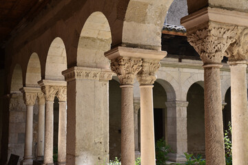 Fototapeta premium Cloître roman de Saint André le Bas à Vienne, France 