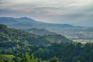 Fototapeta premium Vista sulle colline di Torino con vista in lontananza della Basilica di Superga