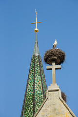 Kirchturm der Stadtpfarrkirche mit einem Storch in Bad Saulgau (Landkreis Sigmaringen)