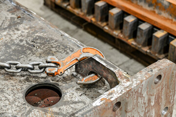 Hooking the load with chains on the lifting lugs on the telpher crane.