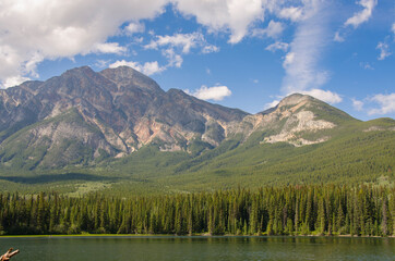 Fototapeta na wymiar landscape on Pyramid Lake in Jasper in Canada