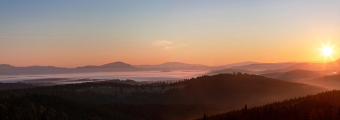 Fototapeta premium A beautiful landscape with sunrise over the mountains