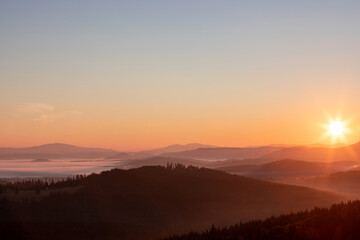 Obraz premium A sunset over the mountains