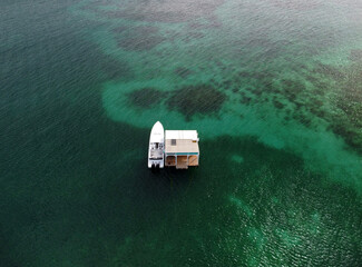 Maison sur la mer des caraïbes avec offshore vue aérienne drone