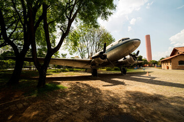 Avião bi motor estacionado no pátio do museu do cata-vento centro de São Paulo, Brasil.