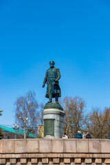 Fototapeta premium Monument to Afanasy Nikitin on the Volga embankment in Tver on a sunny spring morning