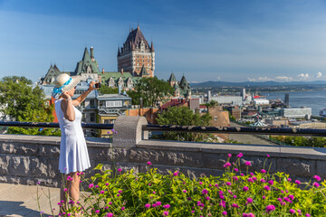 Naklejka premium Woman traveling in Quebec and taking picture