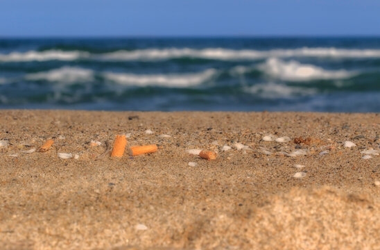 Mégots de cigarettes sur une plage