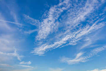 Blauer Himmel mit Schleierwolken