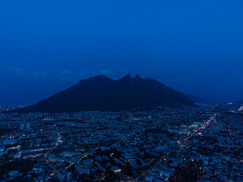 saddle hill in the city of monterrey at night