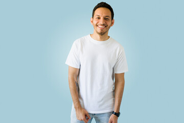Young man with a casual t-shirt - obrazy, fototapety, plakaty