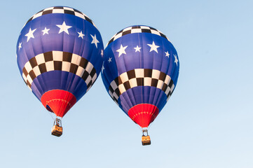 Naklejka premium hot air balloons in blue sky
