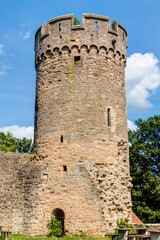 Obraz premium Nordostturm (Hambacher Turm) der Burg Starkenburg auf dem Schlossberg oberhalb von Heppenheim an der Bergstraße, Hessen