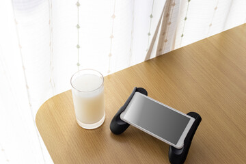 グリップスタンドを取り付けたスマートフォンで、ゲームをするイメージ