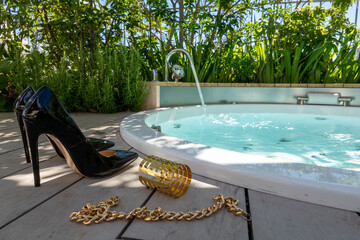 露天風呂とハイヒール　ラグジュアリーでセクシーなイメージ　outdoor bathtub with black shiny high heels