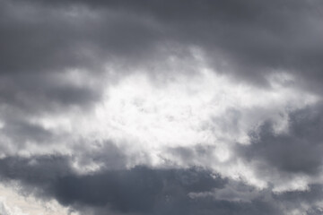 Paisaje de nubes con siluetas de ciudad